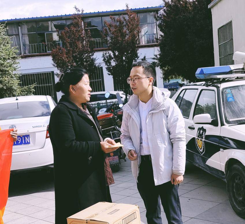 易境黨支部向拉薩潔達環(huán)衛(wèi)公司負責(zé)人尼瑪潘多贈送慰問金